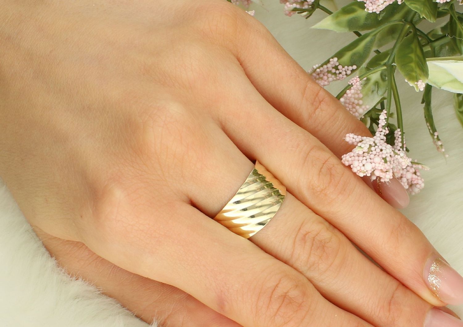 Pierścionek złoty szeroki próba 375, PI 6756 375 Pierścionek wykonany z żółtego 9 karatowego złota o charakterystycznej formie. Złote pierścionki 375 idealne na prezent. Damski złoty pierścionek 1.jpg